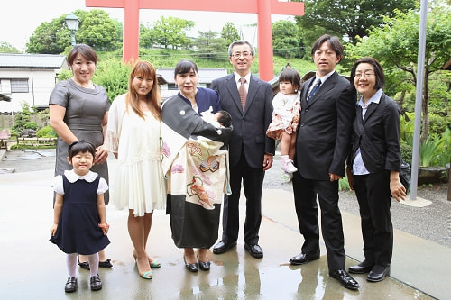 お宮参り写真 撮影場所 麻生区 琴平神社 母方祖母が赤ちゃんを抱っこ、お宮参り着物を着付け、全員集合写真