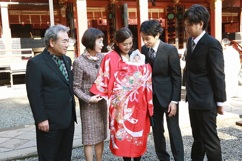 お宮参り写真 撮影場所 文京区 根津神社 お宮参り着物着付け、お宮参り着物着付け、集合写真、赤ちゃんを覗き込む
