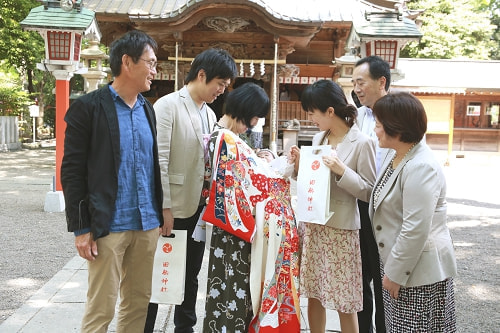 お宮参り写真 撮影場所 西東京市 田無神社 お宮参り着物着付け、父方祖母、みんなで赤ちゃんを見る