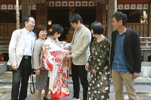 お宮参り写真 撮影場所 西東京市 田無神社 お宮参り着物着付け、母、赤ちゃんを見る