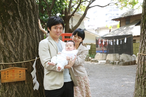 お宮参り写真 撮影場所 西東京市 田無神社 ご神木、母、父