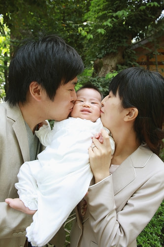 お宮参り写真 撮影場所 西東京市 田無神社 赤ちゃんにキス