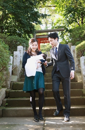 お宮参り写真 撮影場所 文京区 根津神社 階段を歩く