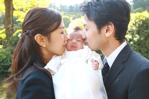 お宮参り写真 撮影場所 文京区 根津神社 赤ちゃんにキス