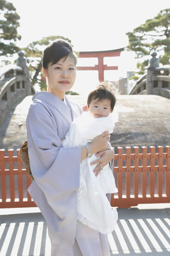 お宮参り写真 撮影場所 鎌倉鶴岡八幡宮 太鼓橋、赤ちゃん、ママ