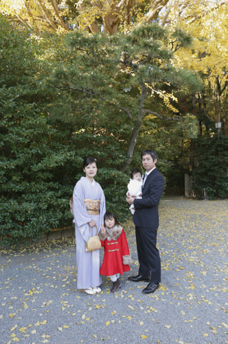 お宮参り写真 撮影場所 鎌倉鶴岡八幡宮 銀杏、家族