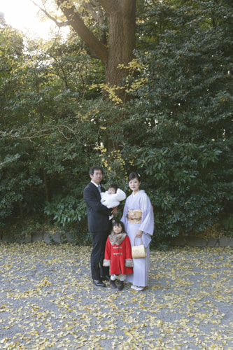 お宮参り写真 撮影場所 鎌倉鶴岡八幡宮 銀杏、家族写真