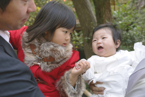 お宮参り写真 撮影場所 鎌倉鶴岡八幡宮 家族、優しい写真