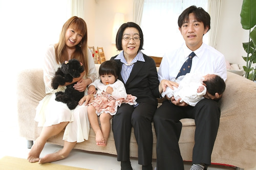 お宮参り写真 撮影場所 自宅(麻生区) ソファーの上で家族写真、おばあちゃんも一緒、温かい写真