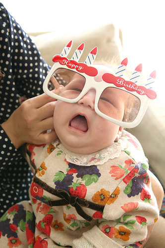 お宮参り写真 自宅 新田神社 女の子、赤ちゃん、サングラス