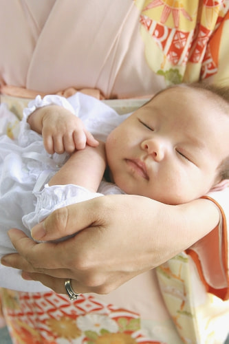 お宮参り写真 撮影場所 鎌倉 鶴岡八幡宮 赤ちゃんが目を閉じる