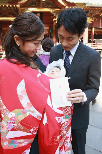 お宮参り写真 撮影場所 文京区 根津神社 お宮参り着物着付け、拝殿前、赤ちゃんを見る