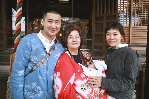 お宮参り(お食い初め)写真 撮影場所 師岡熊野神社 父方祖母、お宮参り着物着付け