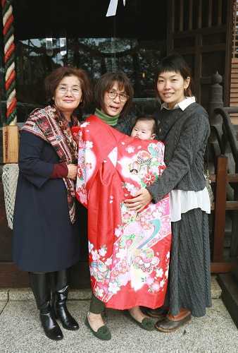 お宮参り(お食い初め)写真 撮影場所 師岡熊野神社 お宮参り着物着付け、父方祖母、母方祖母、母