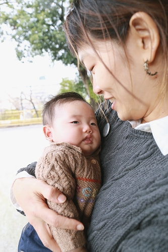 お宮参り(お食い初め)写真 撮影場所 師岡熊野神社 母、赤ちゃん