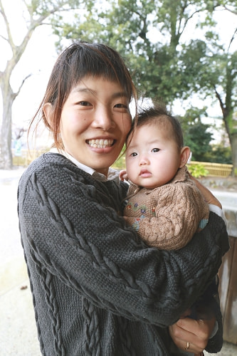 お宮参り(お食い初め)写真 撮影場所 師岡熊野神社 おしゃれなママ、赤ちゃん