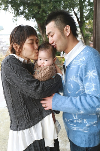 お宮参り(お食い初め)写真 撮影場所 師岡熊野神社 おしゃれ、パパ、ママ