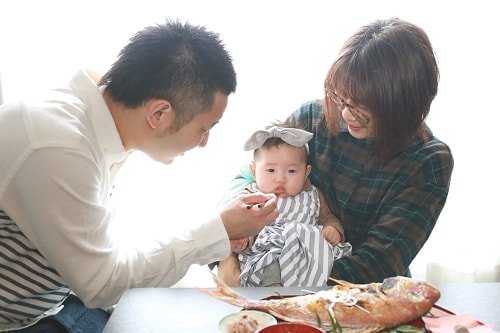お食い初め写真 撮影場所 自宅(横浜市港北区) 父、赤ちゃん