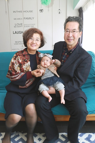 お食い初め写真 撮影場所 自宅(横浜市港北区) 父方祖父祖母、家族写真