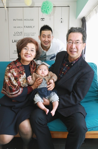 お食い初め写真 撮影場所 自宅(横浜市港北区) 父方祖父祖母、父、赤ちゃん、家族写真