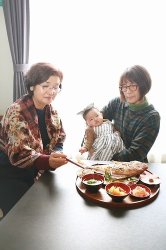 お食い初め写真 撮影場所 自宅(横浜市港北区) 父方祖母、母方祖母