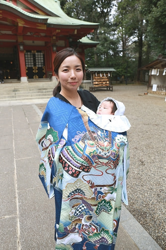 お宮参り写真 撮影場所 世田谷八幡宮 お宮参りお宮参りレンタル着物着用、母、赤ちゃん