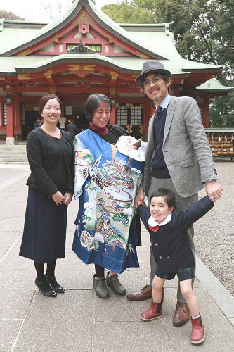 お宮参り写真 撮影場所 世田谷八幡宮 お宮参りレンタル着物着用、家族写真