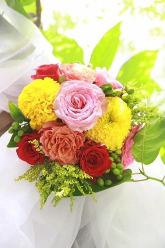 ブライダル写真 撮影場所 レストラン 花束