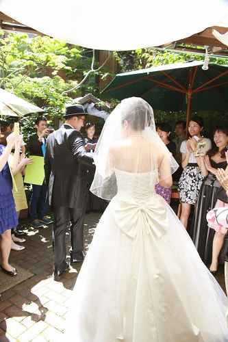 ブライダル写真 撮影場所 レストラン 新郎新婦、後姿