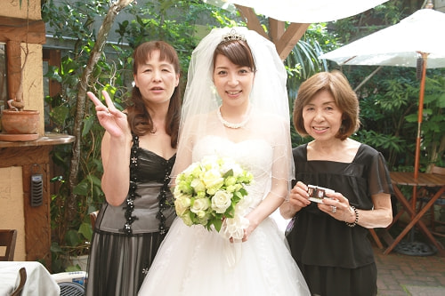 ブライダル写真 撮影場所 レストラン 新婦、新婦母、新郎母