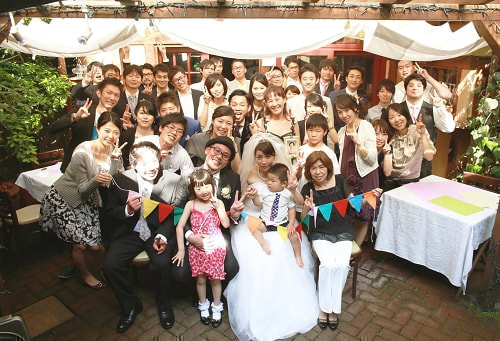 ブライダル写真 撮影場所 レストラン 全員集合写真