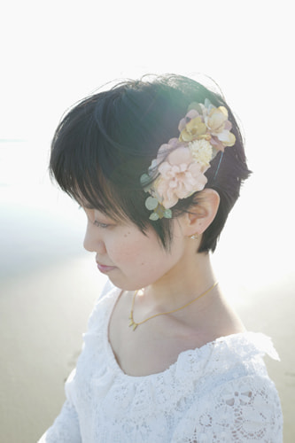 ブライダル(エンゲージメントフォト)写真 撮影場所 海(湘南) 鵠沼海岸、髪飾り