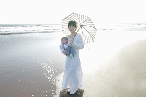 ブライダル(エンゲージメントフォト)写真 撮影場所 海(湘南) 鵠沼海岸、日傘２