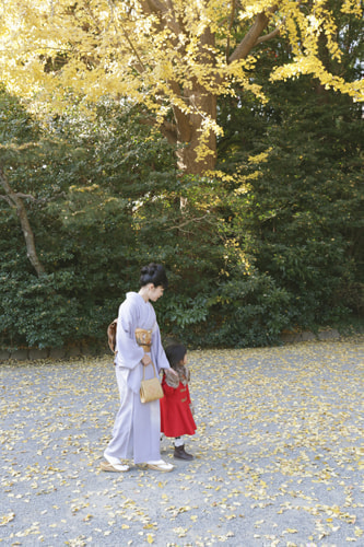お宮参り写真 撮影場所 鎌倉鶴岡八幡宮 銀杏、ママ、お姉ちゃん