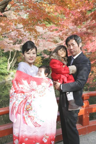 お宮参り写真 撮影場所 鎌倉鶴岡八幡宮 お宮参り着物着付け、お宮参り着物着付け、紅葉、家族写真