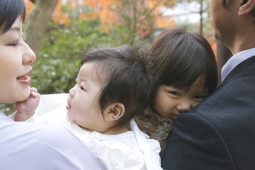 お宮参り写真 撮影場所 鎌倉鶴岡八幡宮 家族、温かい写真