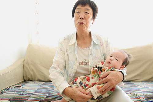 お宮参り写真 自宅 新田神社 おばあちゃん、赤ちゃん