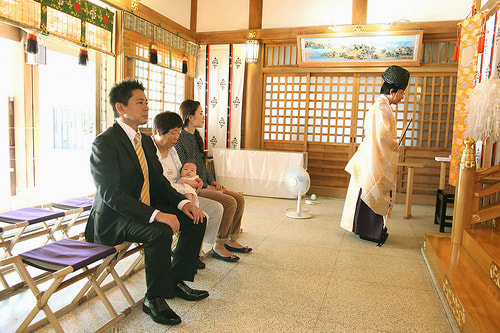 お宮参り写真 自宅 新田神社 拝殿内