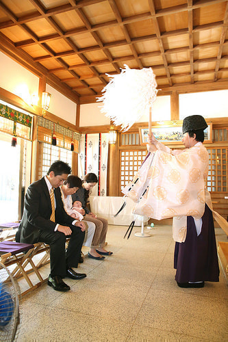 お宮参り写真 自宅 新田神社 ご祈祷中