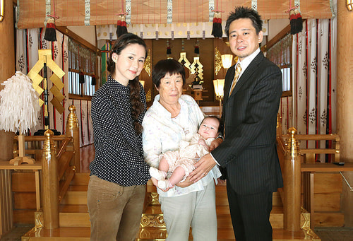 お宮参り写真 自宅 新田神社 拝殿内にて