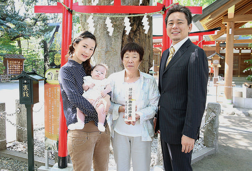 お宮参り写真 自宅 新田神社 赤い鳥居の前で集合写真