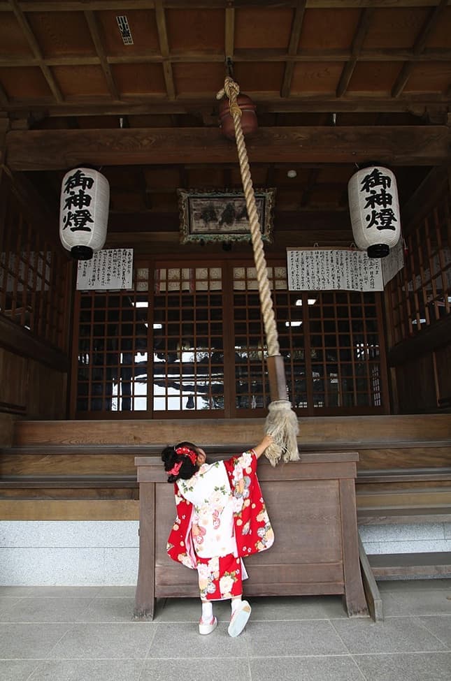 お宮参り、七五三の参道を歩く写真